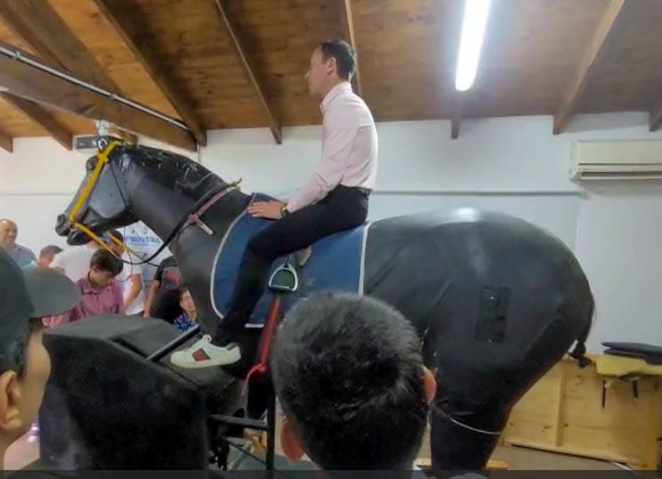Lanfranco Dettori dio cátedra en la Escuela de Jockeys Aprendices